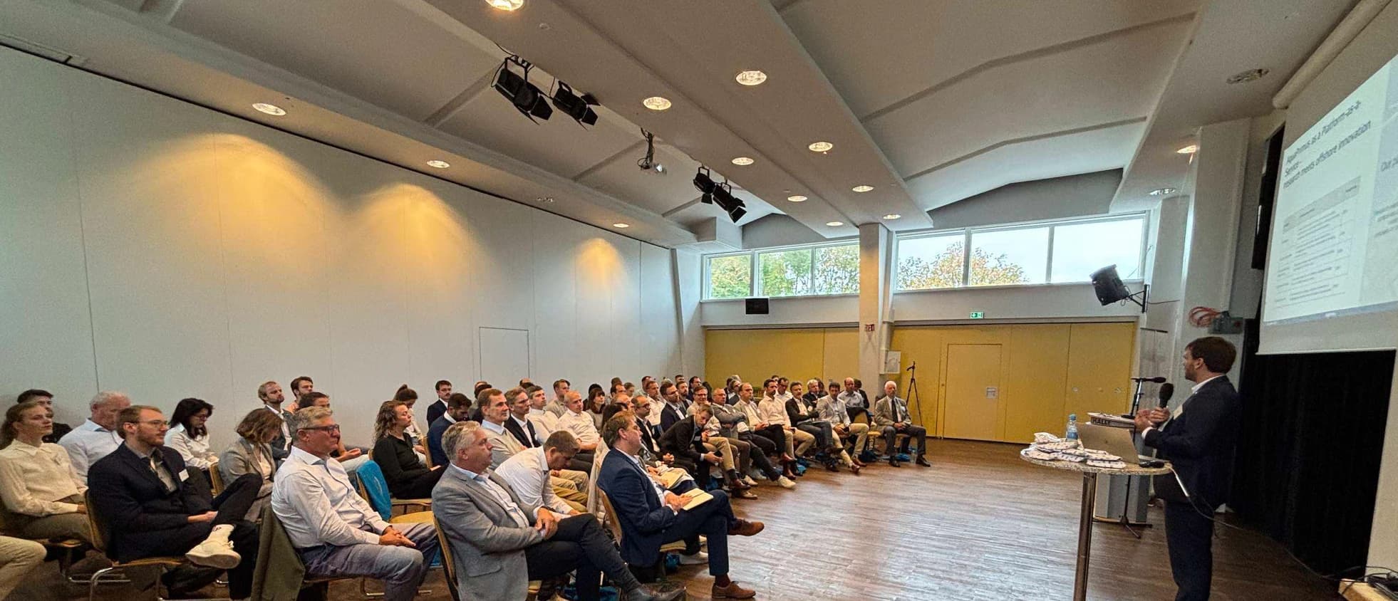 AquaSummit 2026 – vollbesetzter Plenarsaal in der Nordseehalle Helgoland